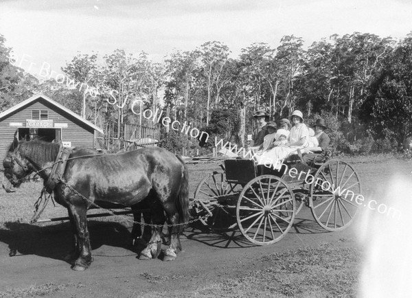 HORSE & CARRIAGE